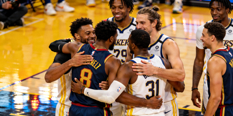 篮球比赛终场哨响后，球员们互相拥抱致意的赛后瞬间