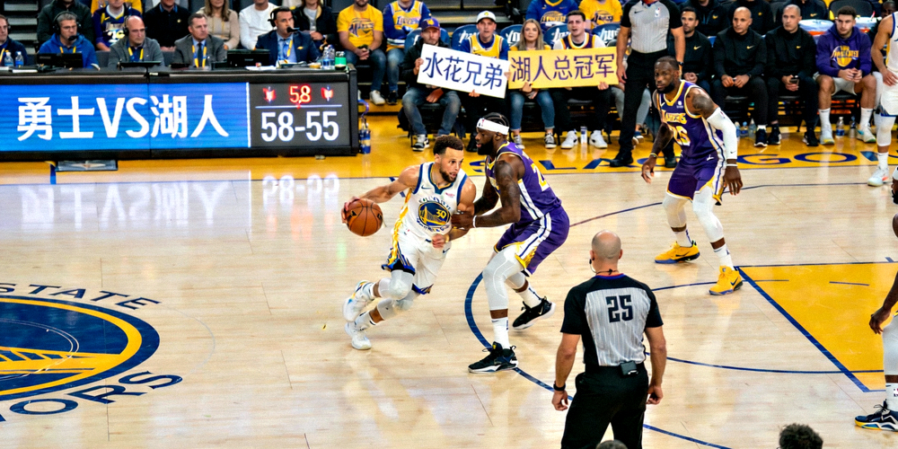 NBA季后赛勇士对阵湖人比赛现场直播画面，球员激烈对抗